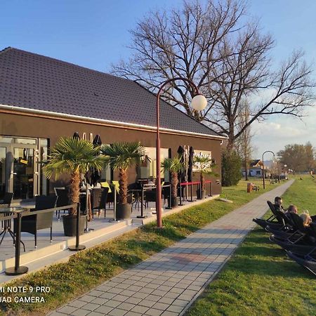 Waterfront Lodge Dunapataj Exterior photo